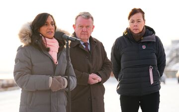 Dänemarks Außenminister Lars Løkke Rasmussen, hier mit seinen Amtskolleginnen aus Kanada (l) und Grönland (r), glaubt an eine Einigung mit den USA. - Foto: Ida Marie Odgaard/Ritzau Scanpix Foto/AP/dpa