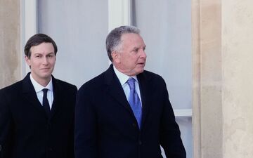 Gestern Gespräche mit dem Iran, heute Militärbesuch - Jared Kushner und Steve Witkoff sind zentrale Figuren in Trumps Nahost-Politik. (Archivbild) - Foto: Michel Euler/AP/dpa