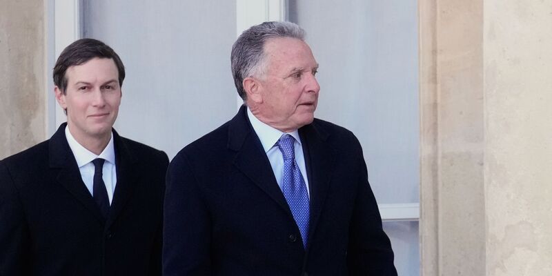 Gestern Gespräche mit dem Iran, heute Militärbesuch - Jared Kushner und Steve Witkoff sind zentrale Figuren in Trumps Nahost-Politik. (Archivbild) - Foto: Michel Euler/AP/dpa