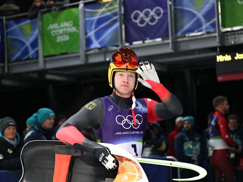 Max Langenhan liegt zur Halbzeit der Rodelrennen af Goldkurs - und das trotz einem steifen Hals. - Foto: Robert Michael/dpa