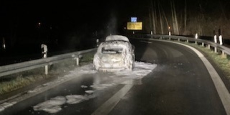 FW-GLA: PKW-Brand an der Autobahnabfahrt BAB 2 Gladbeck-Ellinghorst - PKW stand im Vollbrand - Foto: presseportal.de