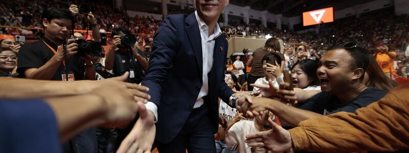 Die progressive People’s Party (PP) unter Natthaphong Ruengpanyawut führte zuletzt in Umfragen. - Foto: Wason Wanichakorn/AP/dpa