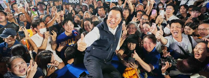 Ministerpräsident Anutin Charnvirakul kündigte die vorgezogene Neuwahl im Dezember an. (Archivbild) - Foto: Sakchai Lalit/AP/dpa