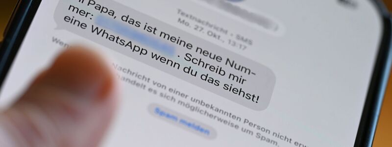 Abzocke-Versuche mit SMS sind weit verbreitet. - Foto: Wolf von Dewitz/dpa
