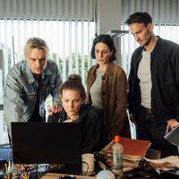 Die Kollegen von Pia Heinrich (Ines Marie Westernströer, 2.v.l.) haben genug damit zu tun, sich auf die besondere Atmosphäre im Dorf und ihre besonderen Bewohner einzulassen. (Handout) - Foto: Manuela Meyer/SR-Kommunikation/dpa