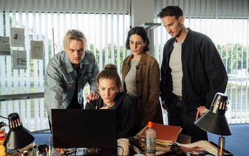 Die Kollegen von Pia Heinrich (Ines Marie Westernströer, 2.v.l.) haben genug damit zu tun, sich auf die besondere Atmosphäre im Dorf und ihre besonderen Bewohner einzulassen. (Handout) - Foto: Manuela Meyer/SR-Kommunikation/dpa