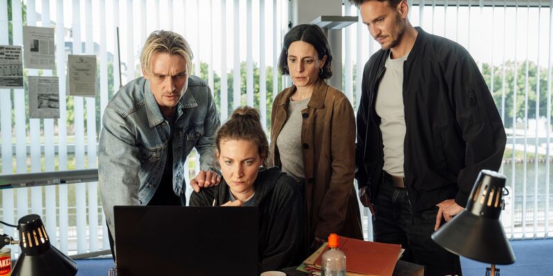 Die Kollegen von Pia Heinrich (Ines Marie Westernströer, 2.v.l.) haben genug damit zu tun, sich auf die besondere Atmosphäre im Dorf und ihre besonderen Bewohner einzulassen. (Handout) - Foto: Manuela Meyer/SR-Kommunikation/dpa