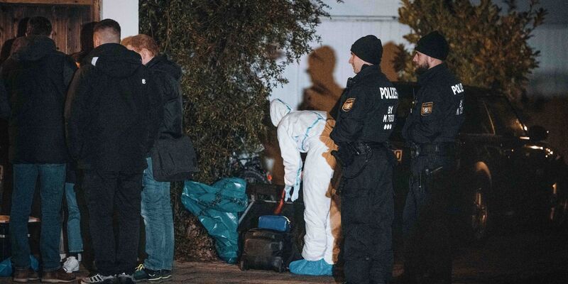 Anwohner hatten am Samstag die Polizei gerufen, weil sie Hilfeschreie gehört hatten. - Foto: Sebastian Pieknik/NEWS5/dpa