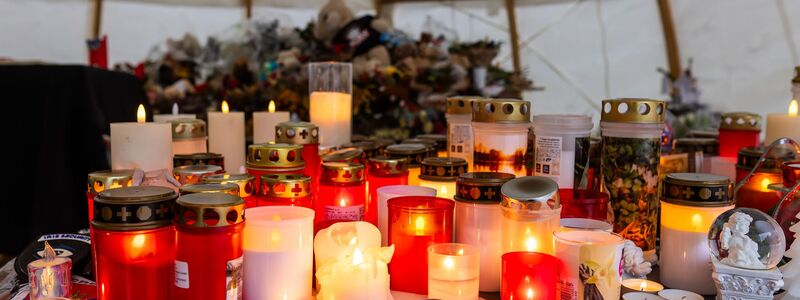 Menschen haben Kerzen und Blumen für die Opfer abgelegt. (Archivbild)  - Foto: Philipp von Ditfurth/dpa