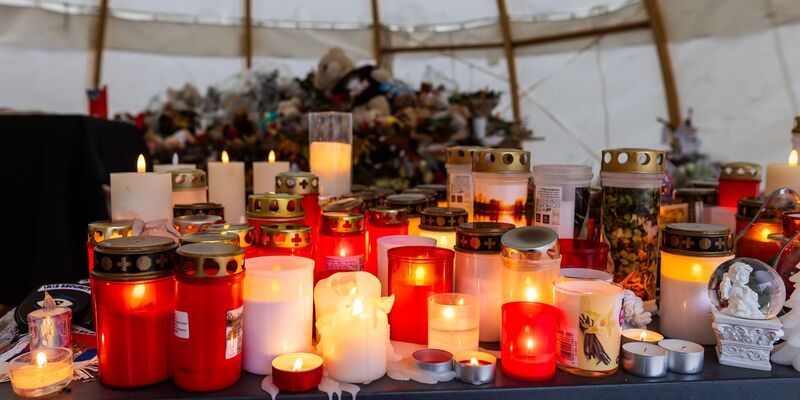 Menschen haben Kerzen und Blumen für die Opfer abgelegt. (Archivbild)  - Foto: Philipp von Ditfurth/dpa
