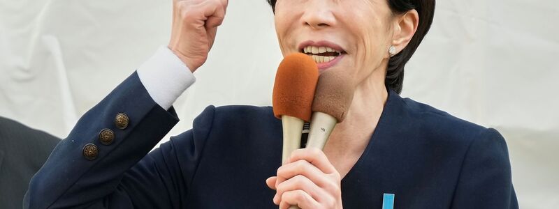 Japans neue Regierungschefin Takaichi hat bei der Unterhauswahl Berichten zufolge einen Sieg eingefahren.  - Foto: Eugene Hoshiko/AP/dpa