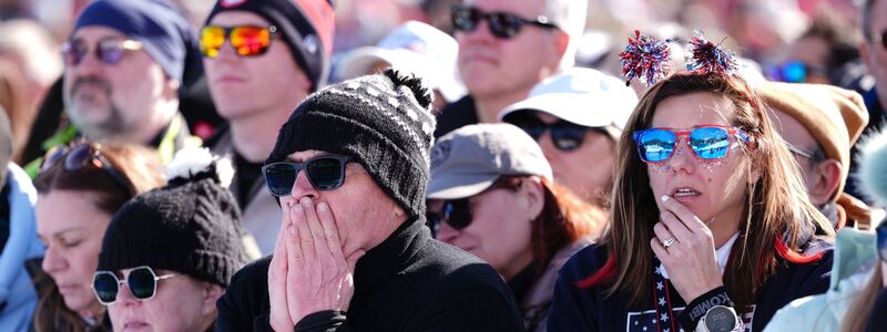 Das Publikum im Zielraum reagierte entsetzt auf den Sturz von Lindsey Vonn. - Foto: Andrew Milligan/PA Wire/dpa