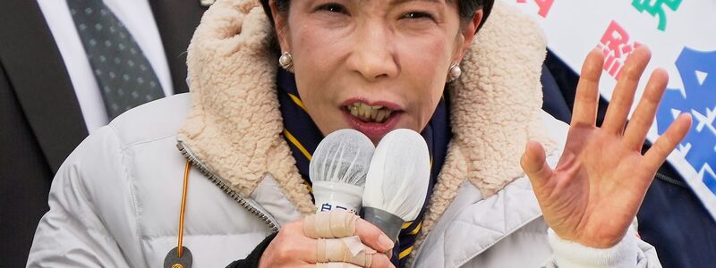 Japans neue Regierungschefin Takaichi hat einen haushohen Wahlsieg errungen.    - Foto: Eugene Hoshiko/AP/dpa