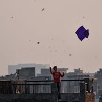 Auch für viele Kinder ist Drachensteigen in Pakistan ein beliebtes Hobby. (Archivbild) - Foto: K.M. Chaudary/AP/dpa