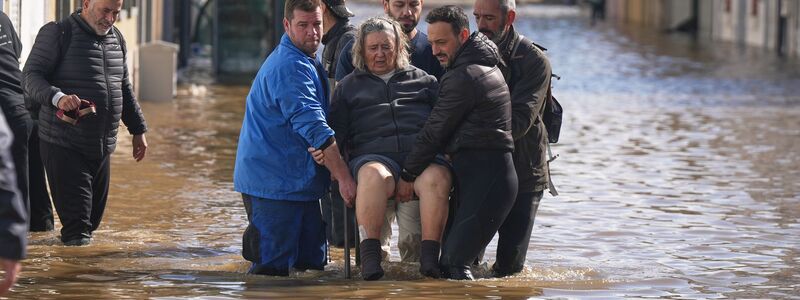 Zehntausende Helfer sind in Portugal und Spanien seit Wochen gegen die Folgen einer ganzen Serie schwerer Winterstürme im Einsatz. - Foto: Ana Brigida/AP/dpa