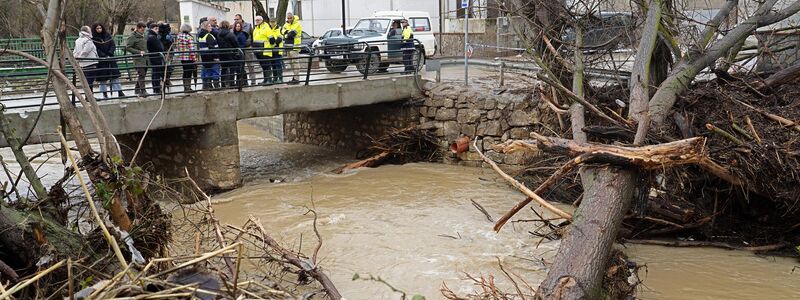 Die vielen Stürme richteten große Schäden an. - Foto: Gogo Lobato/EUROPA PRESS/dpa