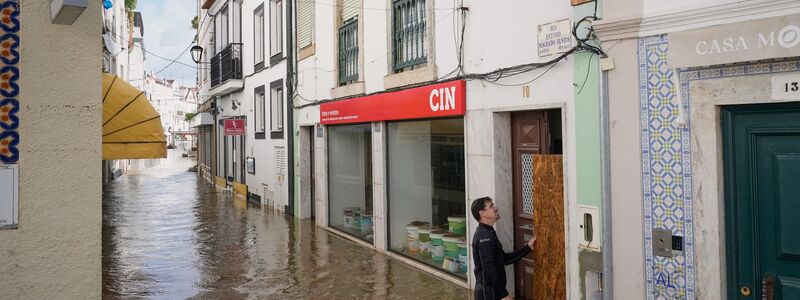 In vielen Städten Portugals wie hier in Alcacer do Sal stand das Wasser zeitweise fast hüfthoch in den Straßen. - Foto: Ana Brigida/AP/dpa