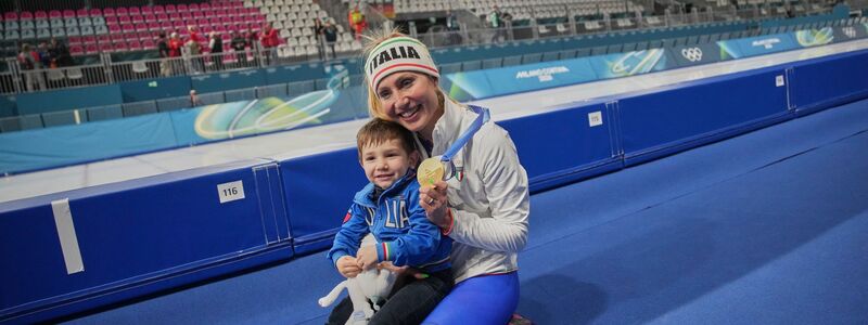 Francesca Lollobrigida feiert mit ihrem kleinen Sohn Tommaso den Olympiasieg. - Foto: Christophe Ena/AP/dpa