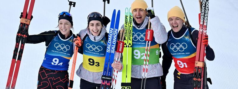 Das deutsche Team feiert Olympia-Bronze in Antholz. - Foto: Hendrik Schmidt/dpa