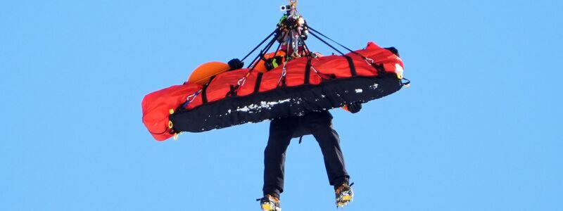 Die US-Amerikanerin wurde nach ihrem Sturz per Hubschrauber geborgen. - Foto: Jacquelyn Martin/AP/dpa