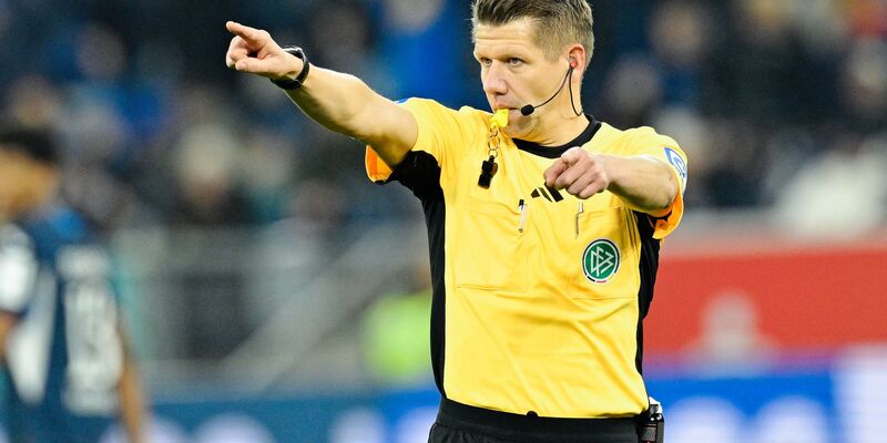 Schiedsrichter Patrick Ittrich hat eine Fehlentscheidung beim Spiel FSV Mainz 05 gegen FC Augsburg eingeräumt. (Archivbild) - Foto: Uwe Anspach/dpa