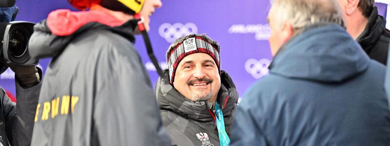 Georg Hackl (m) kann nach seinem Sturz mit einer ausgekugelten Schulter wieder lachen.  - Foto: Robert Michael/dpa