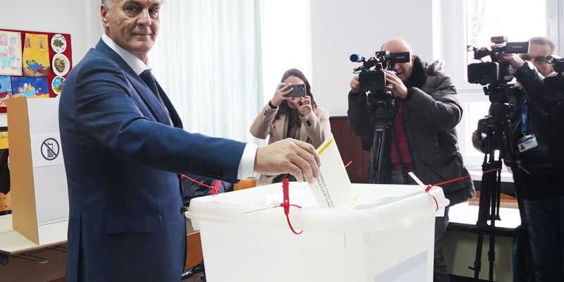 Auch nach der teilweisen Wahlwiederholung bleibt der Regierungsmann Sinisa Karan Präsident des serbischen Landesteils von Bosnien. (Archivbild) - Foto: Milivoje Pavicic/AP/dpa