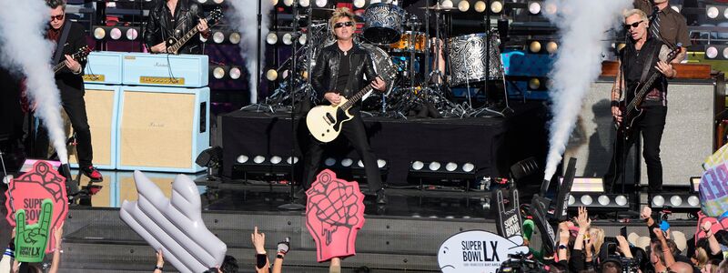 Green Day rockt die Bühne beim größten Sportereignis des Jahres. - Foto: Charlie Riedel/AP/dpa