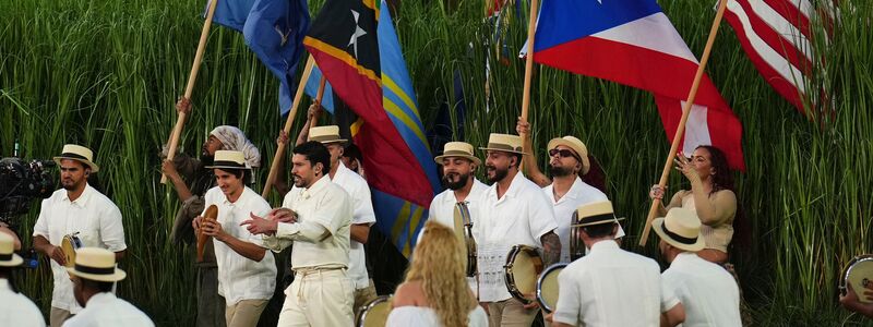 Bad Bunny präsentierte viele weitere Flaggen neben der Fahne der USA. - Foto: Godofredo A. Vásquez/AP/dpa