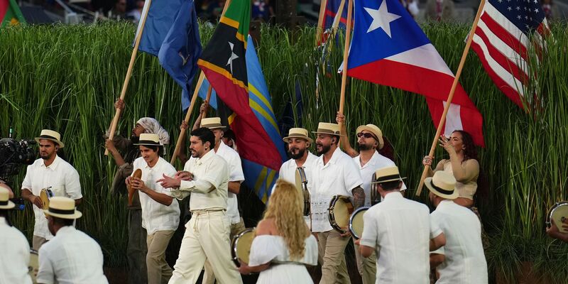 Bad Bunny präsentierte viele weitere Flaggen neben der Fahne der USA. - Foto: Godofredo A. Vásquez/AP/dpa