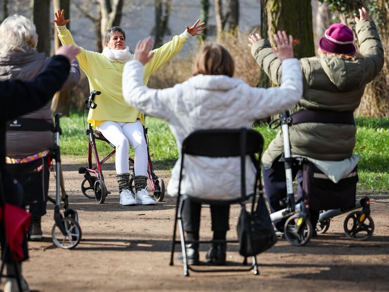 Seniorinnen - hier eine Yoga-Szene im Schlosspark Köthen - vor allem in Ostdeutschland profitieren vielfach von der Grundrente. (Archivfoto) - Foto: Jan Woitas/dpa