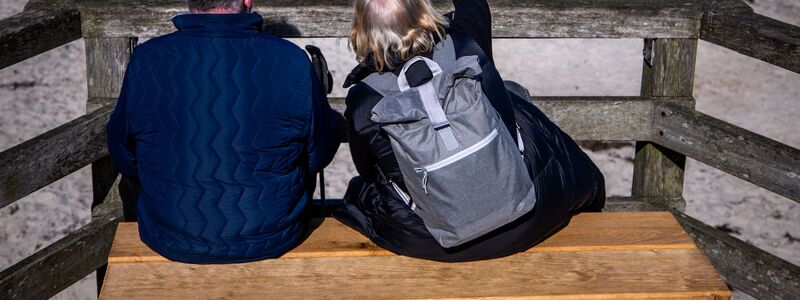 Die Anrechnung des Partnereinkommens führt oft dazu, dass keine Grundrente fließt. (Illustration) - Foto: Jens Büttner/dpa