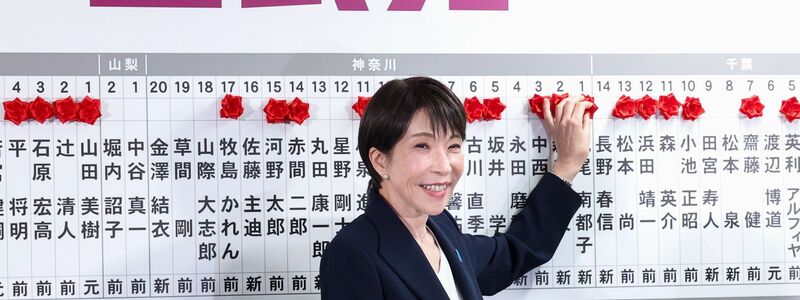 Der überragende Sieg ihrer Partei verschafft Regierungschefin Takaichi enorme Macht.  - Foto: Kim Kyung-Hoon/Reuter Pool/AP/dpa