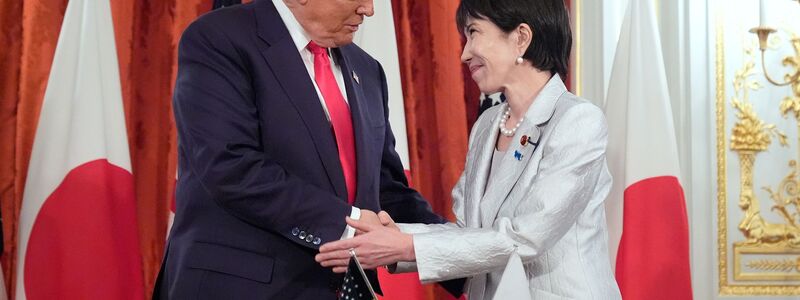 US-Präsident Trump und Japans Regierungschefin Takaichi pflegen ein enges Verhältnis. (Archivbild) - Foto: Mark Schiefelbein/AP/dpa