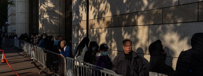 Menschen reihten sich bereits Stunden vor Prozessbeginn ein, um daran teilzunehmen.  - Foto: Chan Long Hei/AP/dpa