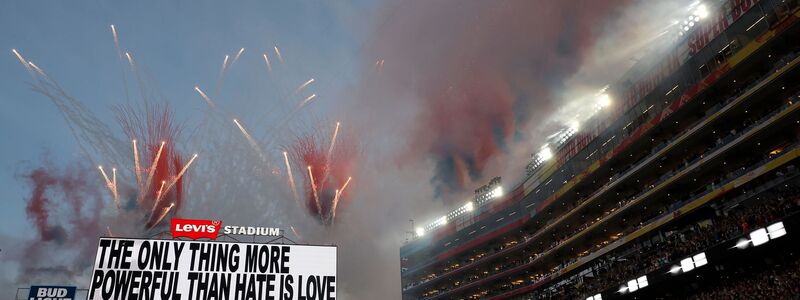 Auf einer Leinwand stand: «Das Einzige, was mächtiger ist als Hass, ist Liebe.»  - Foto: Carlos Avila Gonzalez/San Francisco Chronicle/AP/dpa