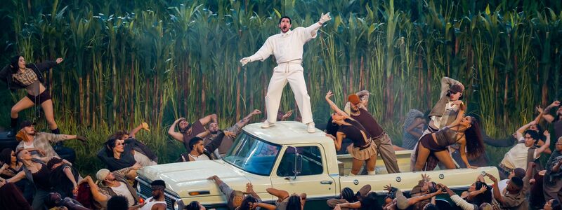 Der Latin-Künstler inszenierte auf der großen Bühne eine riesige Tanzparty. - Foto: Stephen Lam/San Francisco Chronicle/dpa