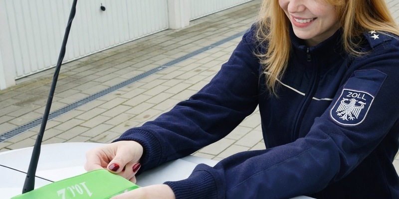 HZA-KA: Zeichen der Solidarität zum Tag der Kinderhospizarbeit/ Beschäftigte des Karlsruher Zolls spenden 1.400 Euro an Jugend- und Kinderhospizdienst - Foto: presseportal.de