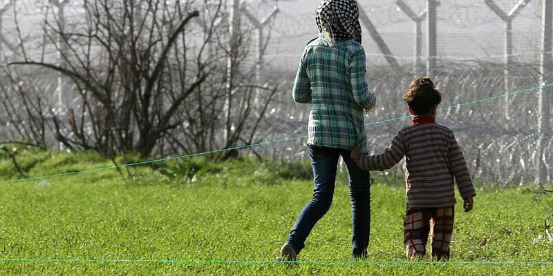 Flüchtlinge vor einem Grenzzaun (Archiv) - Foto: via dts Nachrichtenagentur