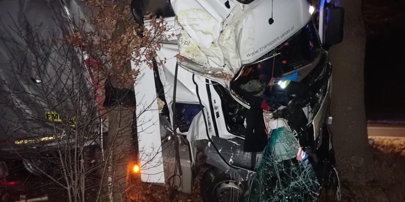 POL-ROW: ++ Alkoholisierter Lkw-Fahrer prallt gegen Baum ++ Brandmeldealarm durch vergessenes Essen ++ Falscher Notruf löst Polizeieinsatz aus ++ - Foto: presseportal.de