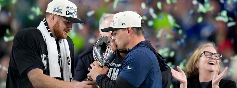 Seattles Quarterback Sam Darnold (l) und Coach Mike MacDonald feiern den Super-Bowl-Triumph.  - Foto: Sue Ogrocki/AP/dpa