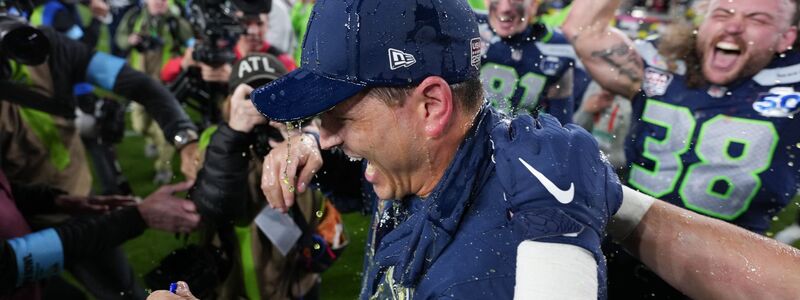 Die Spieler der Seattle Seahawks duschen ihren Trainer Mike MacDonald.  - Foto: Matt Slocum/AP/dpa
