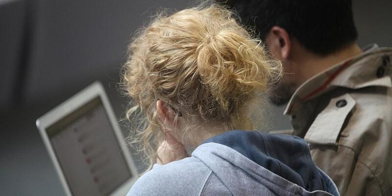 Frau und Mann am Computer - Foto: via dts Nachrichtenagentur