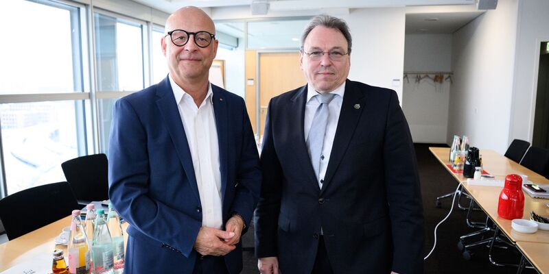 Für die Bahn verhandelt Konzernpersonalvorstand Martin Seiler (links), für die GDL der Gewerkschaftsvorsitzende Mario Reiß.  - Foto: Bernd von Jutrczenka/dpa