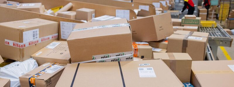 Die Beschuldigten wollten laut Bundesanwaltschaft Pakete mit Brandsätzen verschicken. (Symbolbild) - Foto: Rolf Vennenbernd/dpa