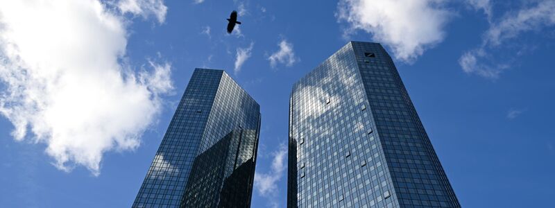 Die frühere Kundenbeziehung zu dem verstorbenen Sexualstraftäter Jeffrey Epstein wird der Deutschen Bank immer wieder zur Last gelegt. (Archivbild) - Foto: Arne Dedert/dpa