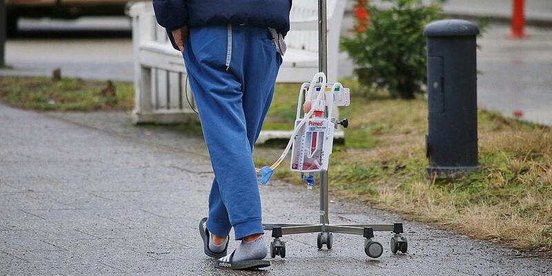 Patient mit Infusionsständer (Archiv) - Foto: via dts Nachrichtenagentur