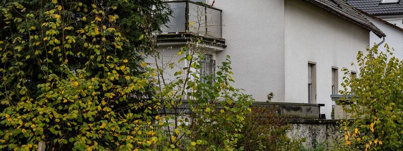 Das Einfamilienhaus im Kreis Olpe ist schwer einsehbar. (Archivbild)    - Foto: Markus Klümper/dpa