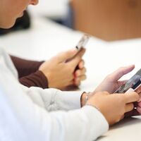 Laut einem CDU-Antrag soll es bundesweit geltende Regeln für den Umgang mit Handys in der Schule geben. (Symbolbild) - Foto: Roland Weihrauch/dpa