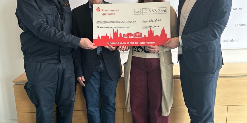 FW Mainz: Oberbürgermeister Nino Haase und die Feuerwehr Mainz überreichen Spende an den Verein Trauernde Eltern & Kinder - Foto: presseportal.de